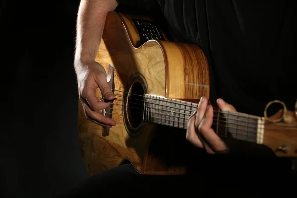 Gitarda çalan adam — Stok fotoğraf