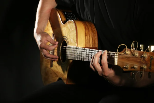 Man die gitaar speelt — Stockfoto