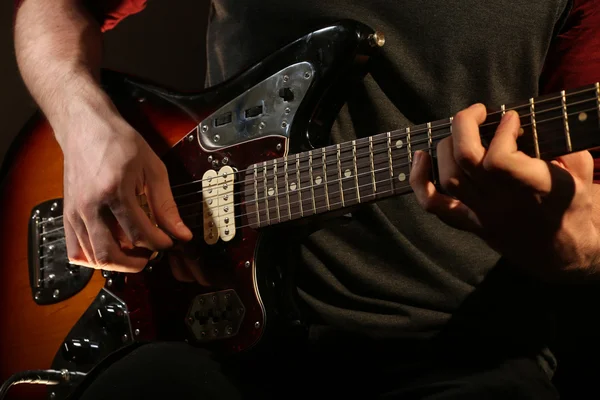 기타를 치는 남자 — 스톡 사진