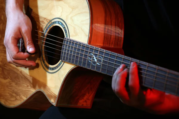 Man die gitaar speelt — Stockfoto