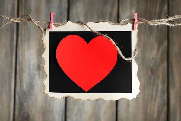 Bright heart hanging on rope — Stock fotografie