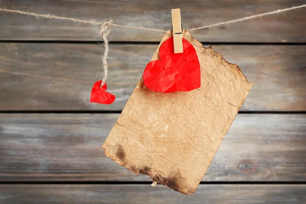 Bright heart hanging on rope — 图库照片