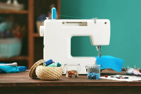 Máquina de costura na mesa — Fotografia de Stock