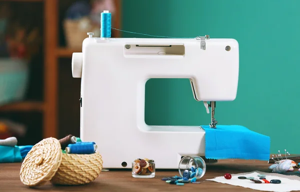 Máquina de coser en la mesa — Foto de Stock