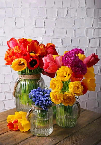 Schöne Blumen in Vasen — Stockfoto