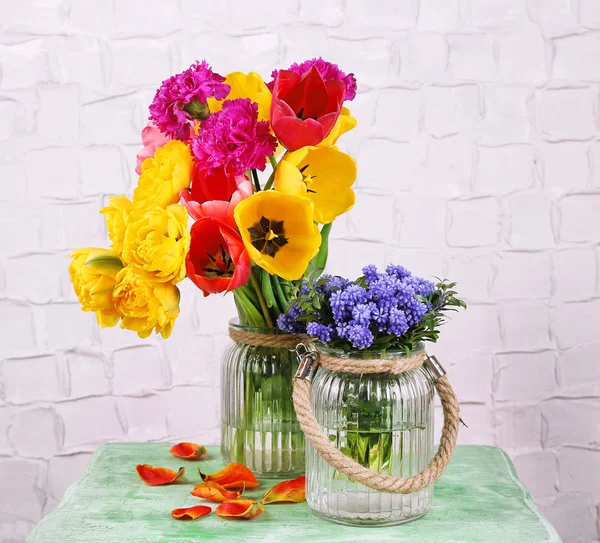 Vackra blommor i vaser — Stockfoto