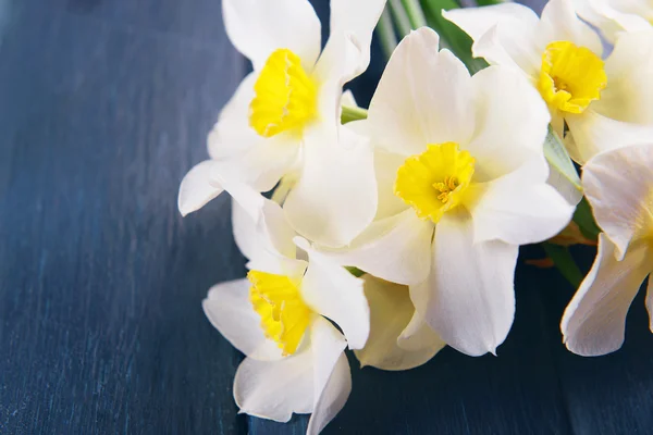 Hermoso ramo de narcisos sobre fondo de madera — Foto de Stock