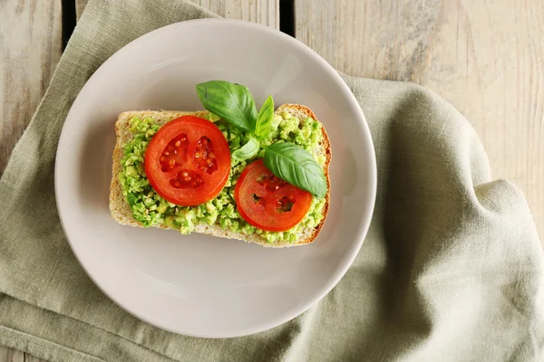 Vegansk smörgås med avocado — Stockfoto