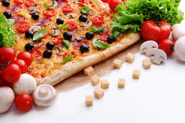 Läcker hemlagad pizza på vit bakgrund — Stockfoto
