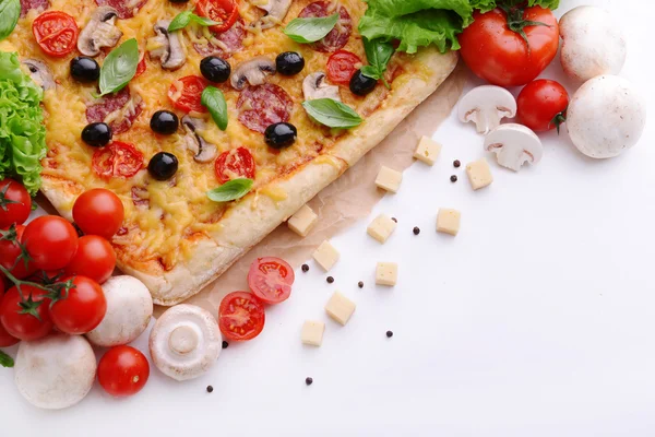 Deliciosa pizza casera sobre fondo blanco —  Fotos de Stock