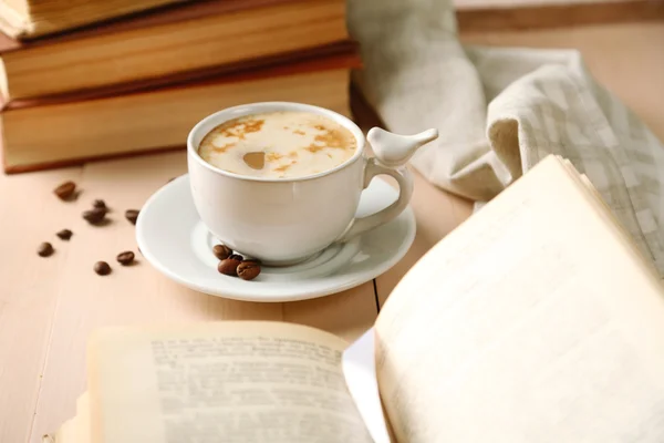 Šálek kávy a knih — Stock fotografie