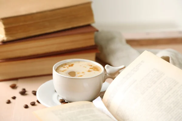 Tazza di caffè e libri — Foto Stock