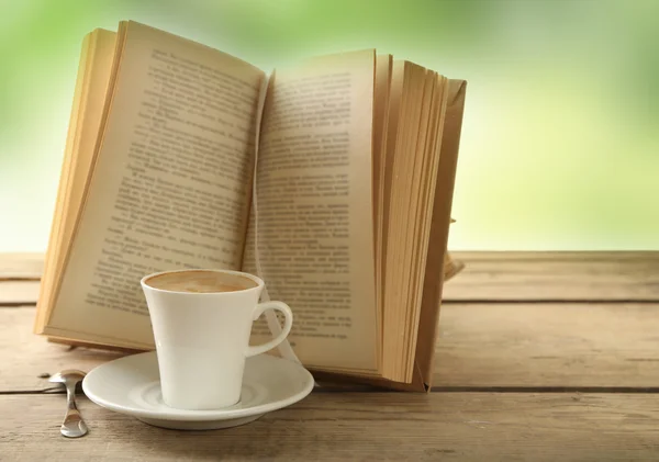 Tazza di caffè e libro — Foto Stock