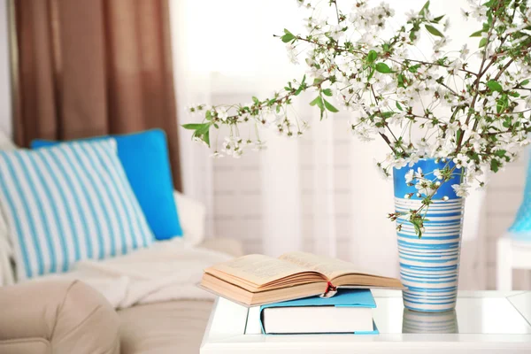 Spring bouquet in vase — Stock Photo, Image