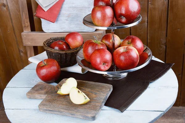 Tasty ripe apples on serving tray on table on wooden background — Stock Photo, Image