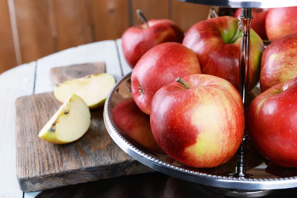 Вкусные спелые яблоки на подаче подноса на стол вблизи — стоковое фото