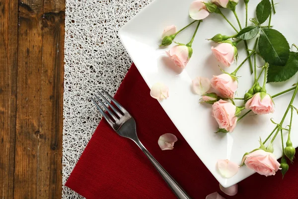 Vaisselle avec des fleurs sur la table close up — Photo