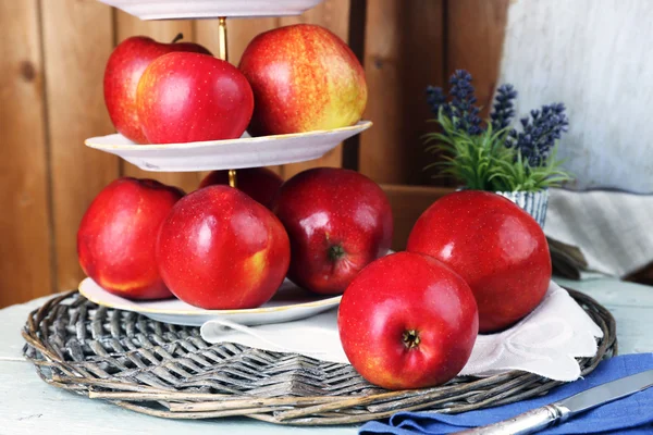 Tasty ripe apples on serving tray on table close up — Stock Photo, Image