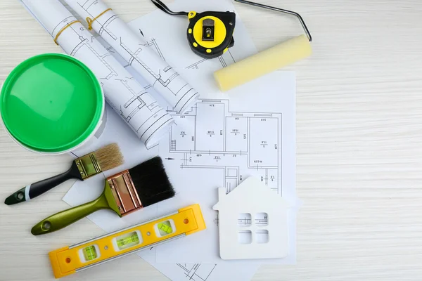 İnşaat aletleri, planı ve fırçalar ahşap masa arka plan üzerinde — Stok fotoğraf