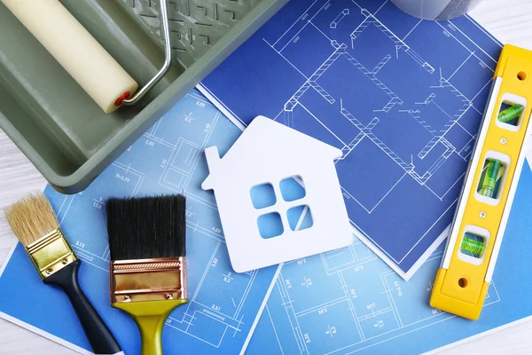 Konstruktion instrument, plan och penslar över huset plan på träbord bakgrund — Stockfoto