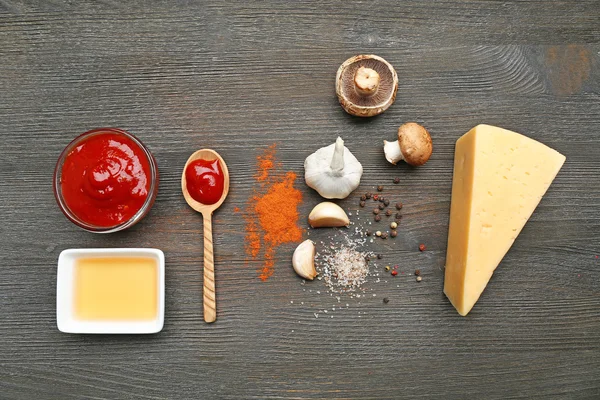 Zutaten zum Kochen von Pizza auf Holztisch, Draufsicht — Stockfoto