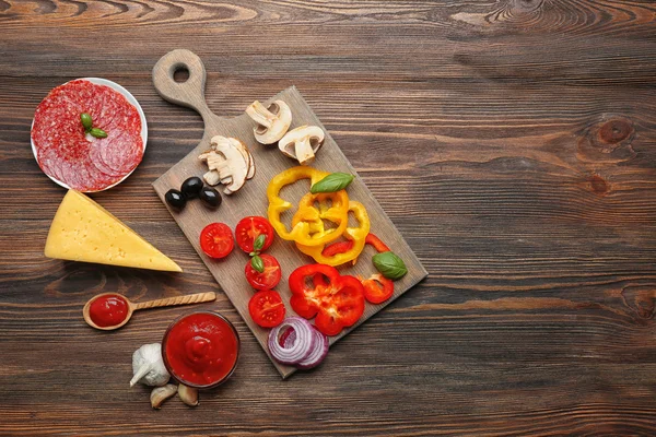 Ingredienti per cucinare la pizza sul tavolo di legno, vista dall'alto — Foto Stock