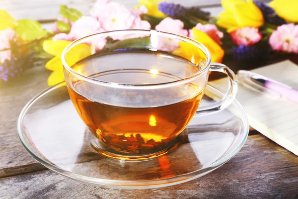 Kopp örtte med blommor på träbord, närbild — Stockfoto