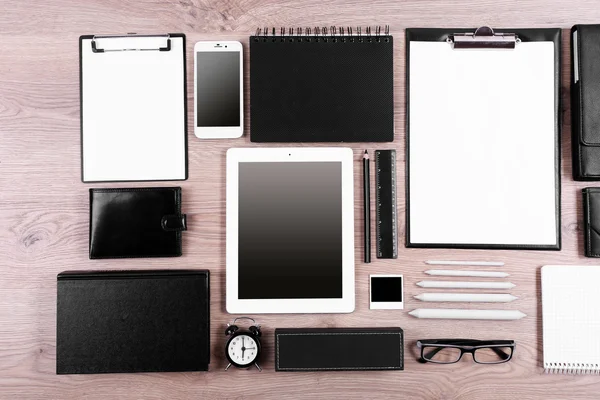 Set van zwarte en witte accessoires op houten tafel, bovenaanzicht — Stockfoto