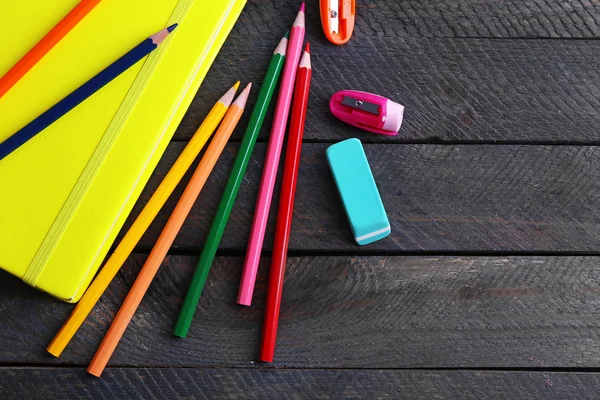 Papeterie colorée sur table en bois, gros plan — Photo