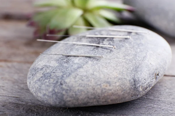 Naald acupunctuur op spa stenen op tafel close-up — Stockfoto