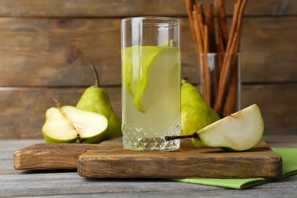 Suco de pêra com frutas frescas e canela no fundo de madeira — Fotografia de Stock