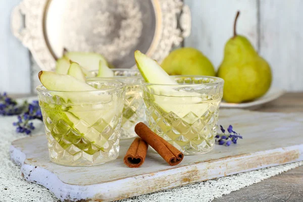 Päronsaft med färsk frukt på bordet på nära håll — Stockfoto