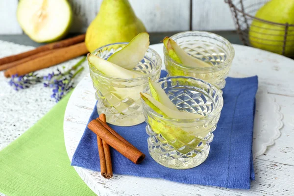 Jugo de pera con frutas frescas en la mesa de cerca — Foto de Stock