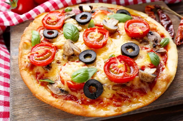 Smaczne pizze z warzyw i bazylia na stole z bliska — Zdjęcie stockowe