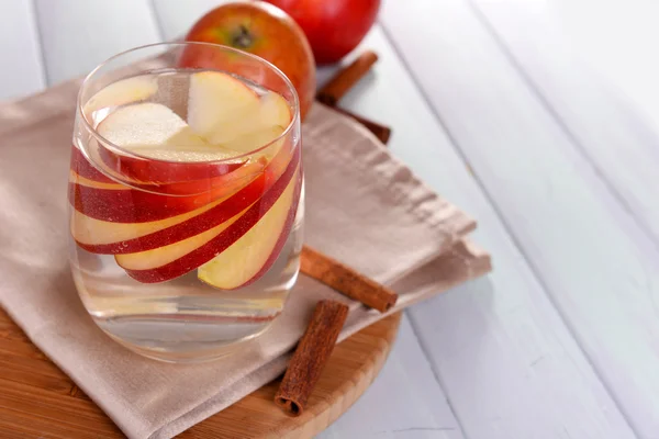 Glas van appel cider met vruchten en kaneel op tafel close-up — Stockfoto