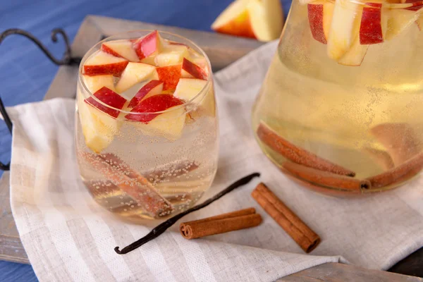 Glas en karaf van appel cider met fruit en specerijen op tafel close-up — Stockfoto