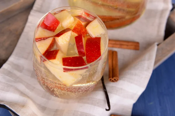 Склянка яблучного сидру з фруктами та спеціями на столі крупним планом — стокове фото