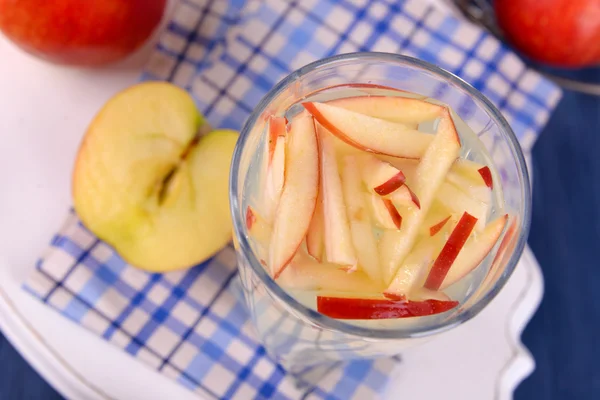 Copo de cidra de maçã com frutas na mesa de perto — Fotografia de Stock