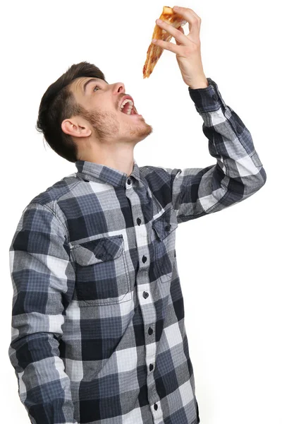 Jovem comendo pedaço de pizza isolado em branco — Fotografia de Stock