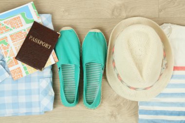 yaz tatil Giysi, Ayakkabı ve ahşap zemin üzerine şapka
