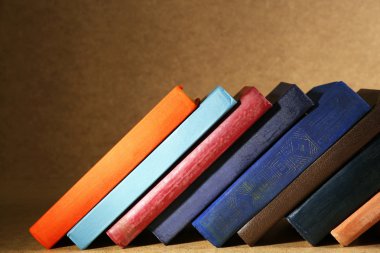 eski kitaplar raf, ahşap arka plan üzerinde yakın çekim