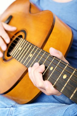 genç adam akustik gitar çalmaya yakın çekim