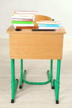 kitap ve sınıf tahta arka plan üzerinde sandalyede ile ahşap masa