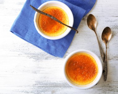 Creme brulee tatlısı peçeteye renk ahşap arka plan üzerinde