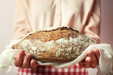 Lezzetli taze ekmeği tutan kadın, yaklaşın.