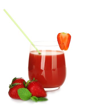 Beyaz üzerine izole edilmiş taze çilek suyu.