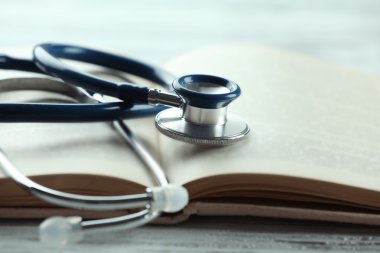 stetoskop açık kitap üzerine yakın çekim