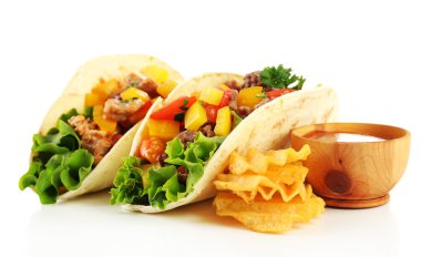 Ev yapımı sığır eti burrito sebze ve tortilla, üzerinde beyaz izole