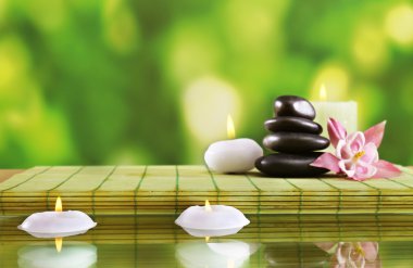 Spa natürmort çiçek ve mum ışığı yeşil arka plan bulanık