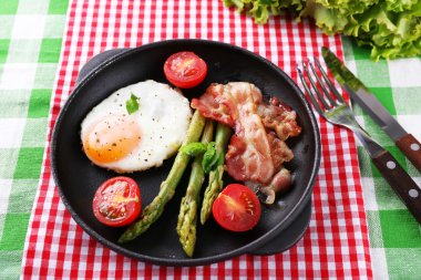 yumurta ve domuz pastırması Pan masada, closeup ile kuşkonmaz yemek